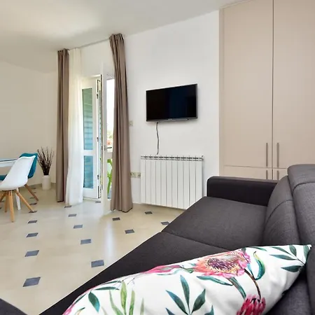 In Olive Garden Apartment Starigrad Paklenica Exterior photo